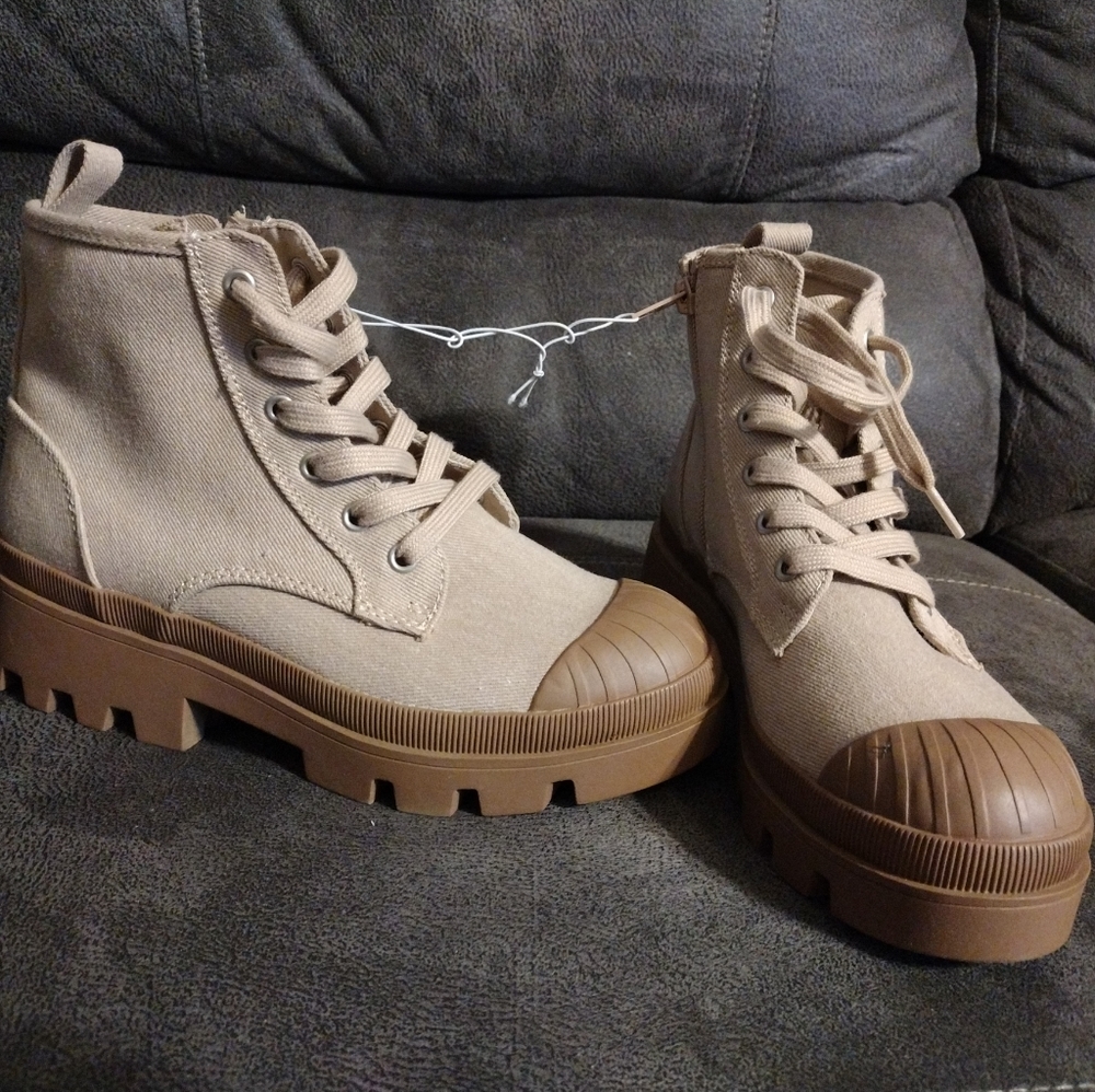 Universal Thread Boots Light Brown Women's 7.5.